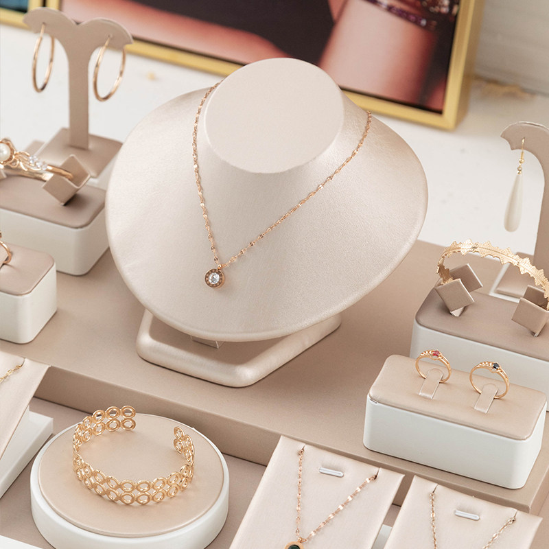 Elegant Necklace Display Manne - Body Jewelry Holder avis et prix